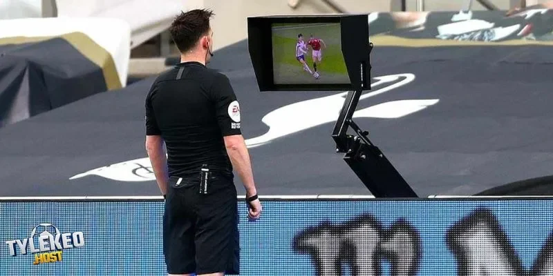 VAR là công cụ hỗ trợ trọng tài để kiểm tra lại trận đấu