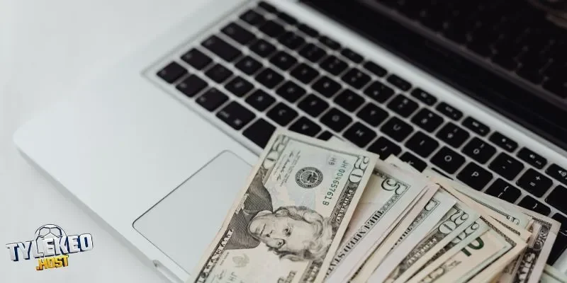 Bóng thủ phải biết cách dùng tiền thì mới có thể thắng lớn